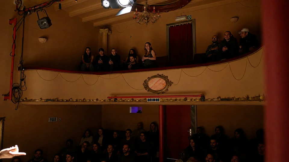 Tinnenpot balcony and audience before a comedy show