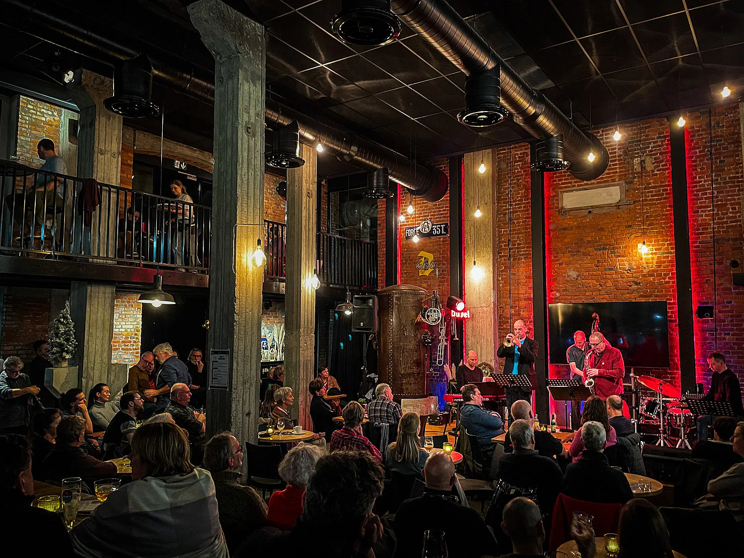 MUZEcafé — Packed floor, Edison lights, live on stage