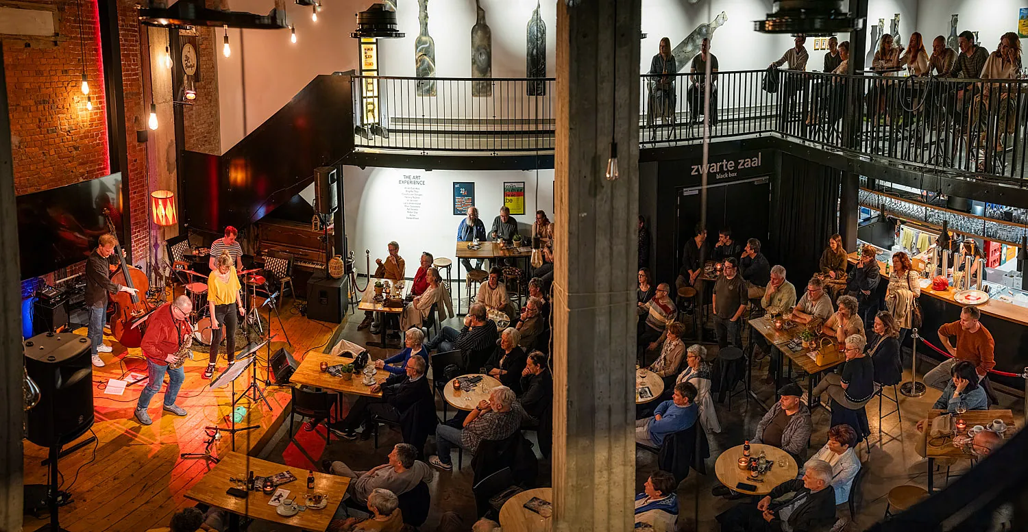 MUZEcafé — Intimate café seating toward the stage