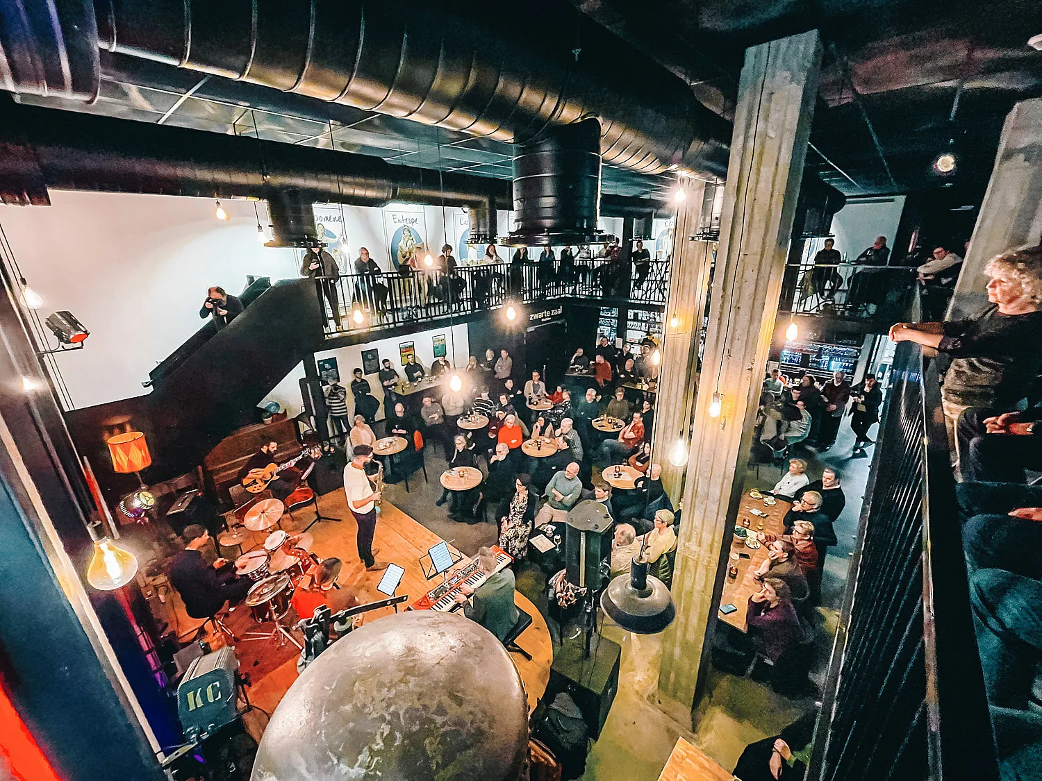 MUZEcafé — Warm night, candles and full house