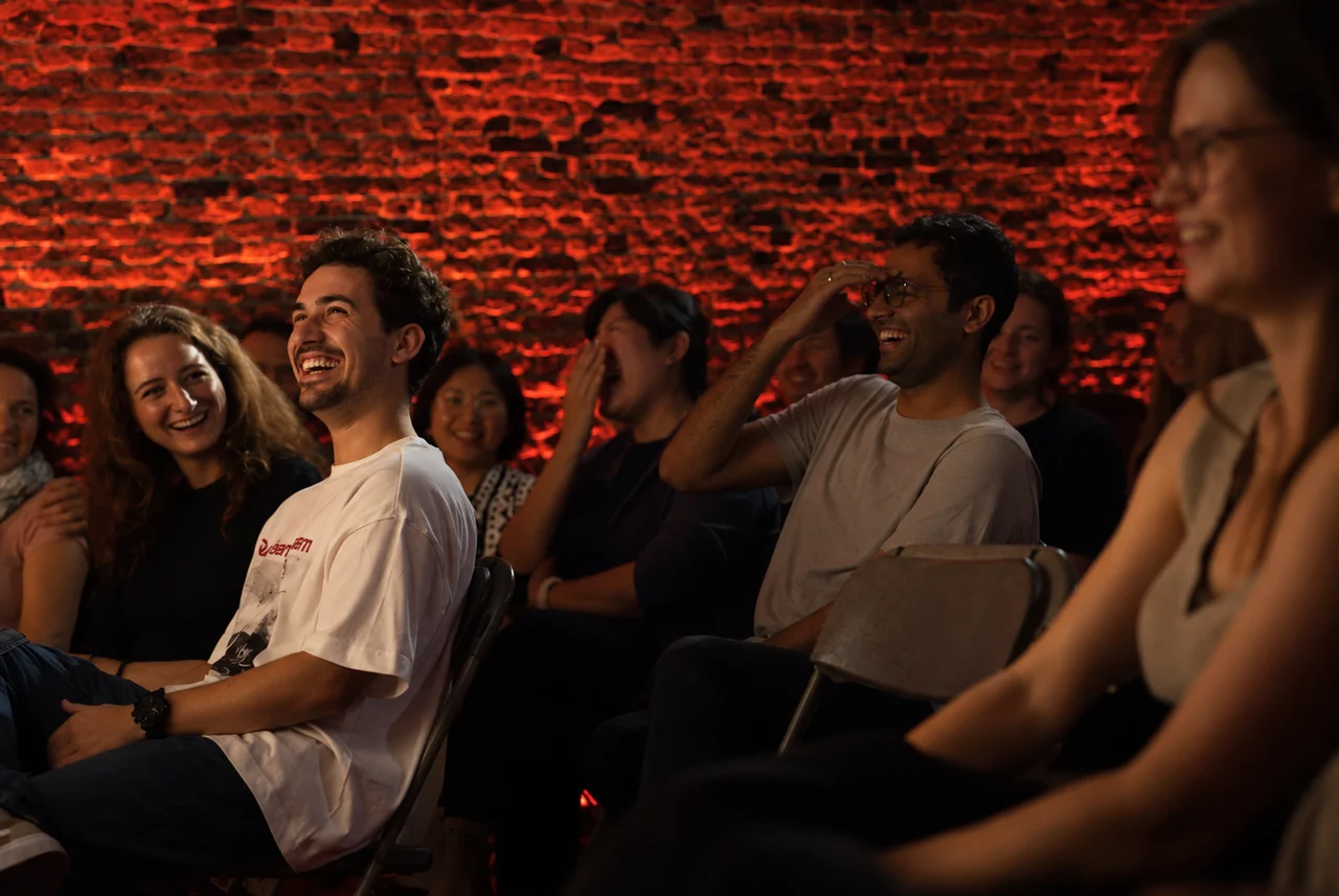 Audience members laughing during a comedy night at Vertigo Antwerpen.